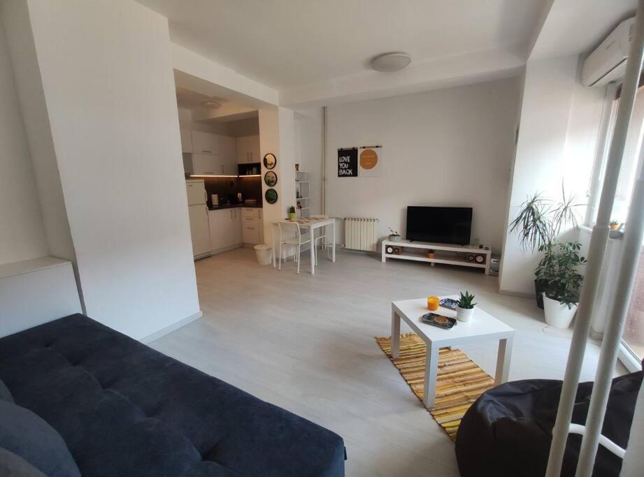 City Center White Apartment! Скопие Екстериор снимка